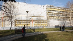 DŽAKOVI PUNI POKLONA ZA MALIŠANE U TIRŠOVOJ Deda Mrazovi sa krova Univerzitetske dečje klinike delili paketiće najmlađim pacijentima