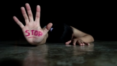 NEVEROVATNO PONIŽAVAJUĆE Sud skratio silovatelju kaznu zbog najbizarnijeg razloga i uvredio žrtvu zlostavljanja!