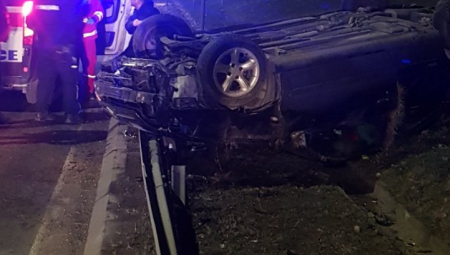 SAOBRAĆAJNA NESREĆA KOD SREMSKE MITROVICE Automobil sleteo sa puta