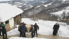 SRPSKI SVEŠTENIK KOJI JE OSNOVAO VIBER GRUPU Dobri Samarićanin Siniša za samo 6 godina učinio NEVEROVATNA dela (FOTO)