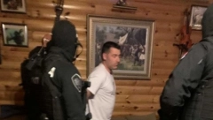 POLICIJA UPALA, A ON U GAĆAMA Fotografije hapšenja Vojkana Krstića, evo kako je priveden lažni humanitarac (FOTO/VIDEO)