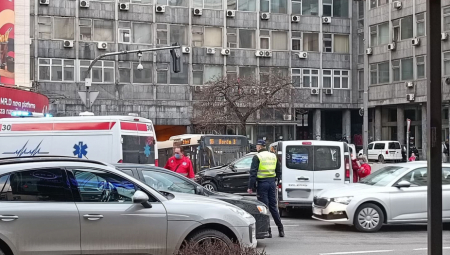 LANČANI SUDAR U TERAZIJSKOM TUNELU Pet automobila se sudarilo, stvorila se velika gužva!