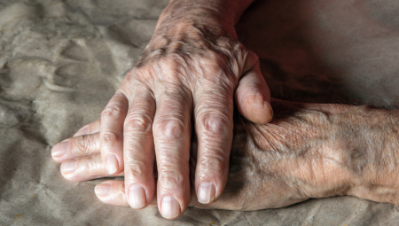 STRAVIČAN INCIDENT U VELIKOM GRADIŠTU Komšinica zaključala baku i pretukla je!