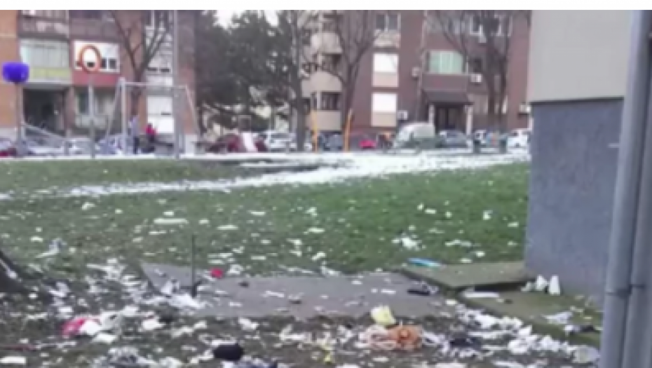 STANARI KADA UJUTRU KRENU PO HLEB ZATEKNU RUGLO Komšinica baca čarape, pelene, piksle sa prozora?! (FOTO)