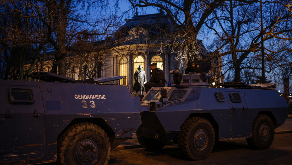 HAOS U FRANCUSKOJ Hiljade policajaca, oklopnih transportera i kamiona sa vodenim topovima mobilisano