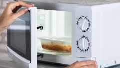 OVO JE NAJJEDNOSTAVNIJI NAČIN DA OČISTITE MIKROTALASNU: Masnoća će samo skliznuti iz pećnice