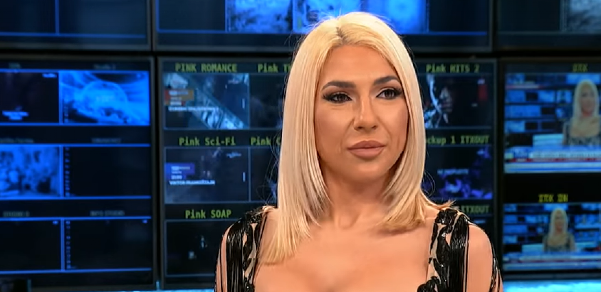 SVA U TRAKAMA, USKI KORSET I DUBOKI DEKOLTE Jovana Jeremić zapalila studio izazovnim izdanjem (FOTO)