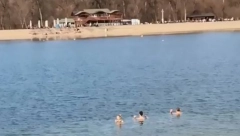 KUPANJE USRED FEBRUARA Ovaj neverovatan prizor zabeležen je na Adi! (FOTO)