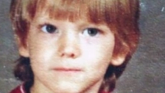 PPREPOZNAJETE LI PEVAČA SA SLIKE? Otac ga je napustio s godinu dana, imao teško detinjstvo, a onda postao planetarno popularan