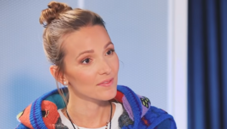 VRIŠTE I PEVAJU TOKOM VOŽNJE Jelena Đoković u kabrioletu sa sestrom i Novakovim bratom, isplivao video ludog provoda (VIDEO)