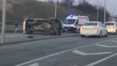 KAMION NALETEO NA AUTOMOBIL SA DVE DEVOJKE! Jedna ostala zarobljena u smrskanoj olupini!