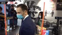 SINIŠA MALI ODUŠEVLJEN PRIMENOM E FISKALIZACIJE Proverio kako funkcioniše sistem i siguran je - mušterije će znatno manje čekati (VIDEO)