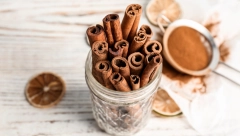 "LEK" IZ PRIRODE U teglu stavite nekoliko štapića cimeta i prelijte ih maslinovim uljem, efekat će vas oduševiti