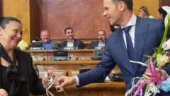 PRELEPI GEST SINIŠE MALOG OBRADOVAO POSLANICE Povodom praznika damama poklonio cveće! (FOTO)