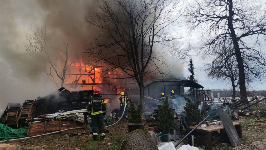 BIVŠOJ ŽENI ZAPALIO KUĆU I PRETI JOJ, Porodica moli da ga uhapse, a dobio je samo zabranu prilaska