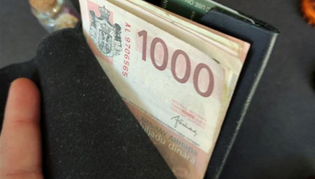 STUDENTKINJA U CENTRU BEOGRADA NAŠLA PUN NOVČANIK PARA Njena poruka vlasniku mnoge je ostavila bez teksta (FOTO)