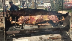 MLADENOVAC SLAVI DAN DRŽAVNOSTI Pečenje i posluženje za sve građane u centru grada! (FOTO)