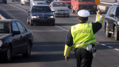 VOZIO KAO NA TRKAMA Policija zaustavila vozača koji je napravio niz prekršaja u saobraćaju
