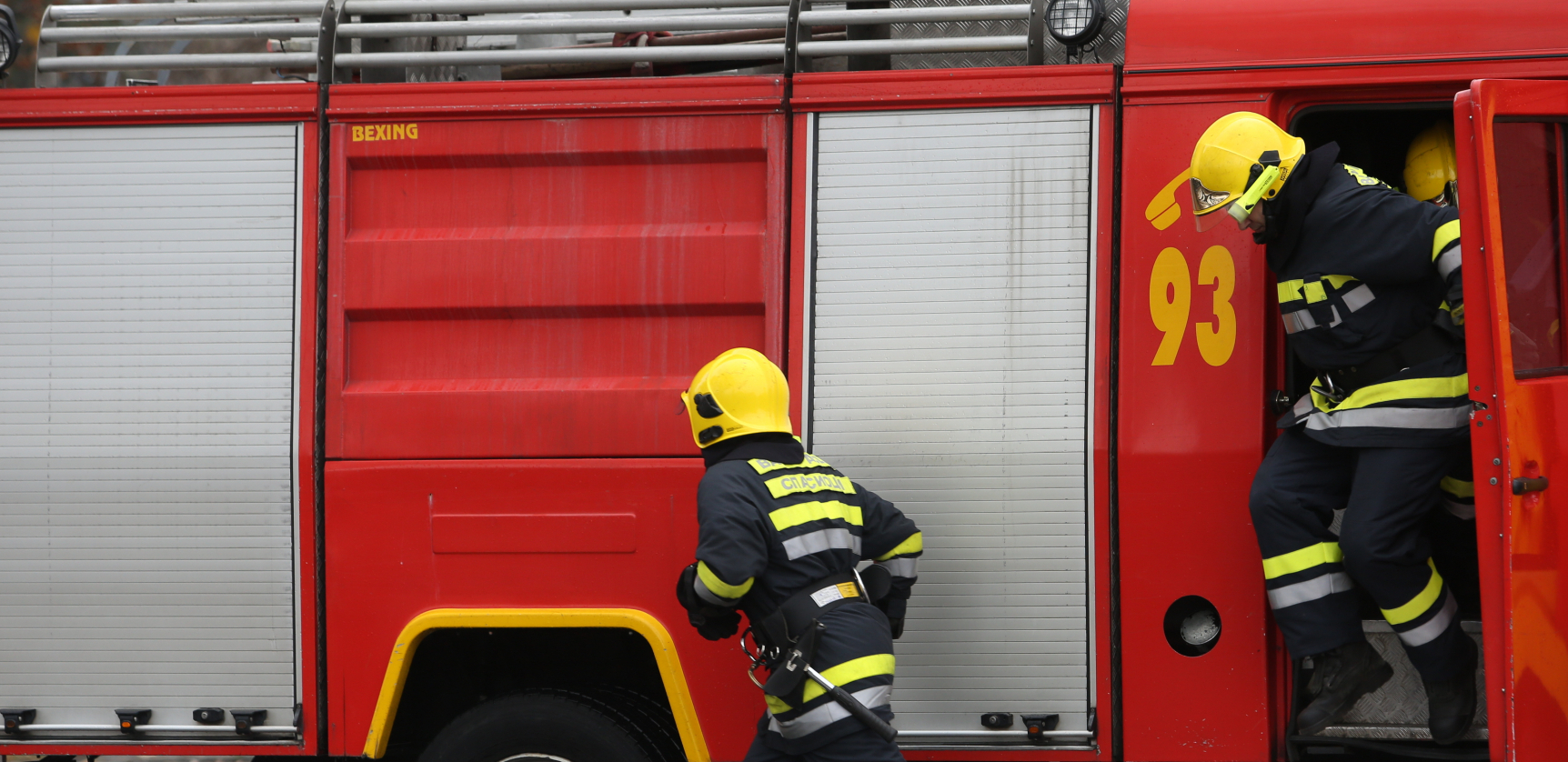 ULJANI RADIJATOR IZAZVAO POŽAR U BULEVARU OSLOBOĐENJA U vatrenoj stihiji stradao pas, muškarac i žena se jedva spasili