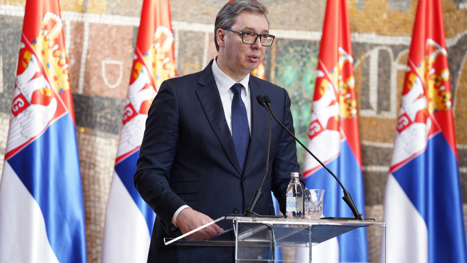 MEDIJI BLISKI DRAGANU ĐILASU NAMERNO LAŽU DA JE ŠEF DRŽAVE ODLIKOVAO PAHOMIJA Vučić darivao orden svetinji, opozicionari ga napali!