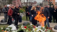 ZAPALIO SE GROB ŠABANA ŠAULIĆA! Haos u Aleji zaslužnih građana, okupljeni pokušali da ugase požar, Sanela odmah reagovala! (VIDEO)
