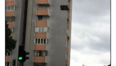 SENZACIJA U SPLITU Ovom balkonu se svi smeju, a evo šta se zaista krije iza neobičnog prizora (FOTO)