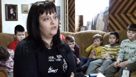 MAJA KOVAČEVIĆ (37) DOBILA SRETENJSKO ODLIKOVANJE Samohrana majka 11-oro dece - heroj i primer čiste sreće