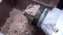 KADA VIDITE KAKO SE PRAVE VIRŠLE, NIKADA VIŠE IH NEĆETE POJESTI Meso je staro nekoliko godina, reč je o ostacima iz klanica (VIDEO)