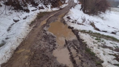 DECA IDU PO BLATU I PREZUVAJU SE PRED ŠKOLOM DA NE BI BILI PRLJAVI Samohrani otac troje dece očajan, put koji vodi do njegove kuće pun blata i rupa (FOTO)