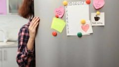 Biće kao nov! Iskoristite ovaj sastojak i ukonite mrlje i umanjite ogrbotine na frižideru