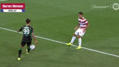 GOL GODINE! Bivši reprezentativac Srbije izveo majstoriju, a onda usledilo nešto što niko nije očekivao (VIDEO)