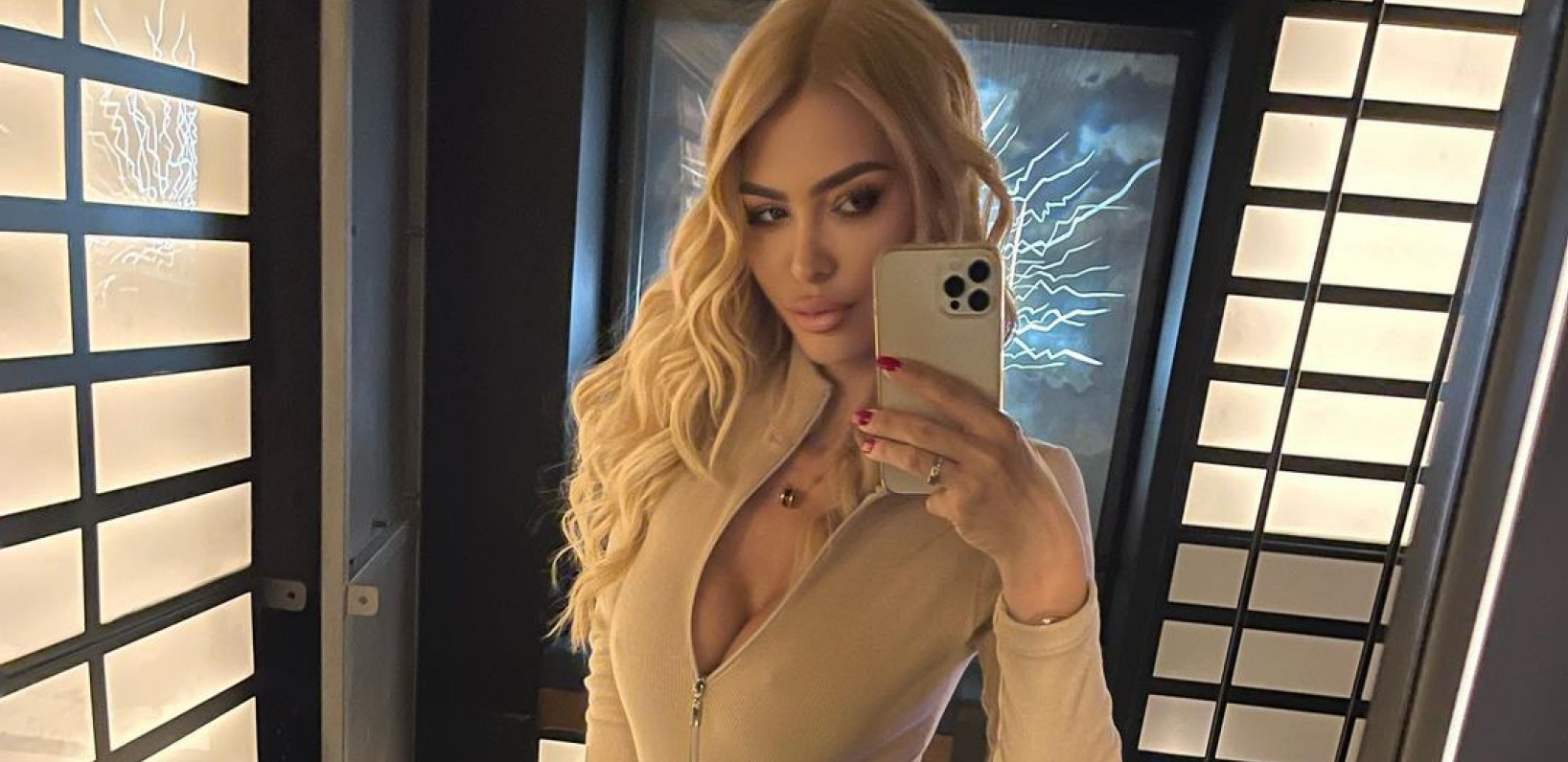 DONJI DEO PREKRIVAJU TRAČIĆE Supruga našeg fudbalera ne prestaje da izaziva svojim fotkama, komentari samo pljušte (FOTO)