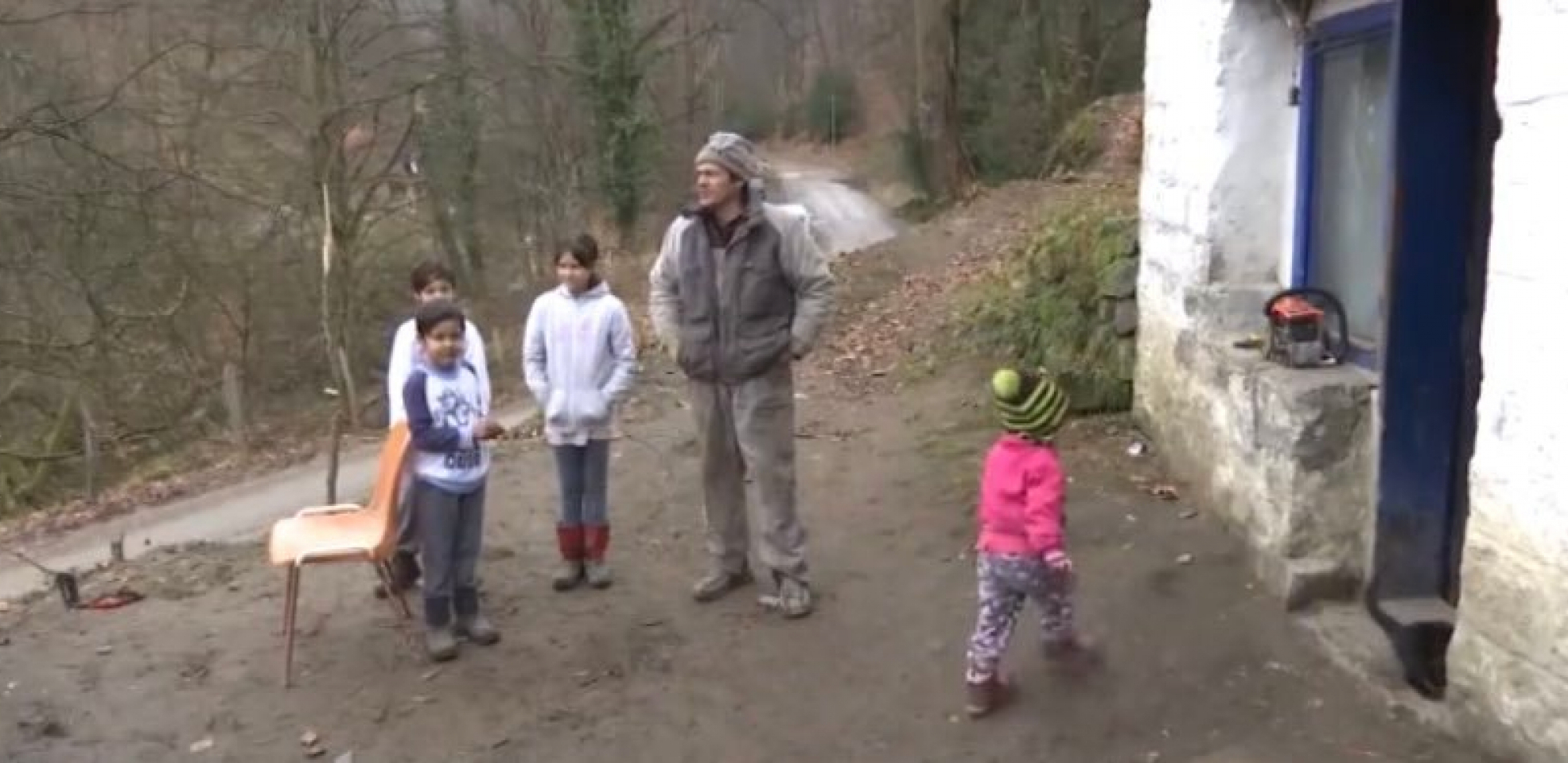 SUTRA ĆE SAHRANITI DEČAKA Okupli se najbliži u kući tuge, pojavila se i majka