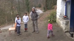 SAMOHRANI OTAC BRINE O ČETVORO MALE DECE Teški životni uslovi porodice Ametović, u trošnoj kući sa zemljanim podom njih petoro spava u dva kreveta