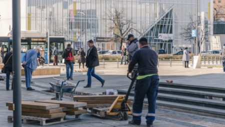 ZAMENJENE METALNE PLOČE NA POZORIŠNOM TRGU Vučević: Istragom će biti utvrđeno kako je došlo do greške, ali osuđujem i zlurade komentare