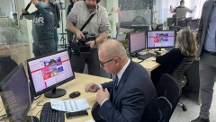 VESIĆ REŠAVA HITNE PROBLEME, ZOVITE GA SLOBODNO Danas je bio u pozivnom kol centru, odgovarao na pitanja i preko tvitera