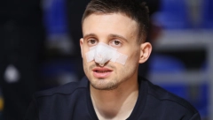 POJAVIO SE SA ZAVOJEM!  Aleksa Avramović  uprkos slomljenom nosu protiv Zvezde stigao na pripreme reprezentacije