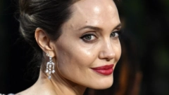 ANĐELINA DŽOLI PROŠETALA U KOMADU KOJI SRPKINJE OBOŽAVAJU Retro mantil koji je uvek aktuelan na glumici stoji savršeno