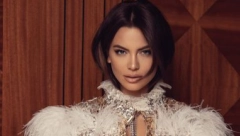 POKAZALA ZGODNO TELO! Milica Pavlović vrckala zadnjicom, sve se videlo ispod providnog mantila (FOTO)