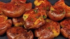 KUVARICE U SRBIJI OBOŽAVAJU OVAJ TRIK SA ČAŠOM: Spremite krompir u tiganju, korica je hrskava i nikad lepše zapečena