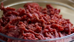KOLIKO DUGO MESO MOŽE DA STOJI U FRIŽIDERU, A KOLIKO U ZAMRZIVAČU?  Odgovor zavisi od jedne bitne stvari