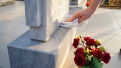 KAKO UKLONITI VOSAK SA SPOMENIKA? Malo poznat način sa papirnim ubrusom!