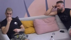 MENE BI BILO SRAMOTA! Dok je vrela Splićanka otvoreno muvala oženjenog muškarca, cimeri komentarisali u šoku!