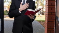 UŽAS! U SVETOM PISMU "NAŠLI" PORNOGRAFIJU Zabranili Bibliju u školama zbog „vulgarnosti i nasilja“