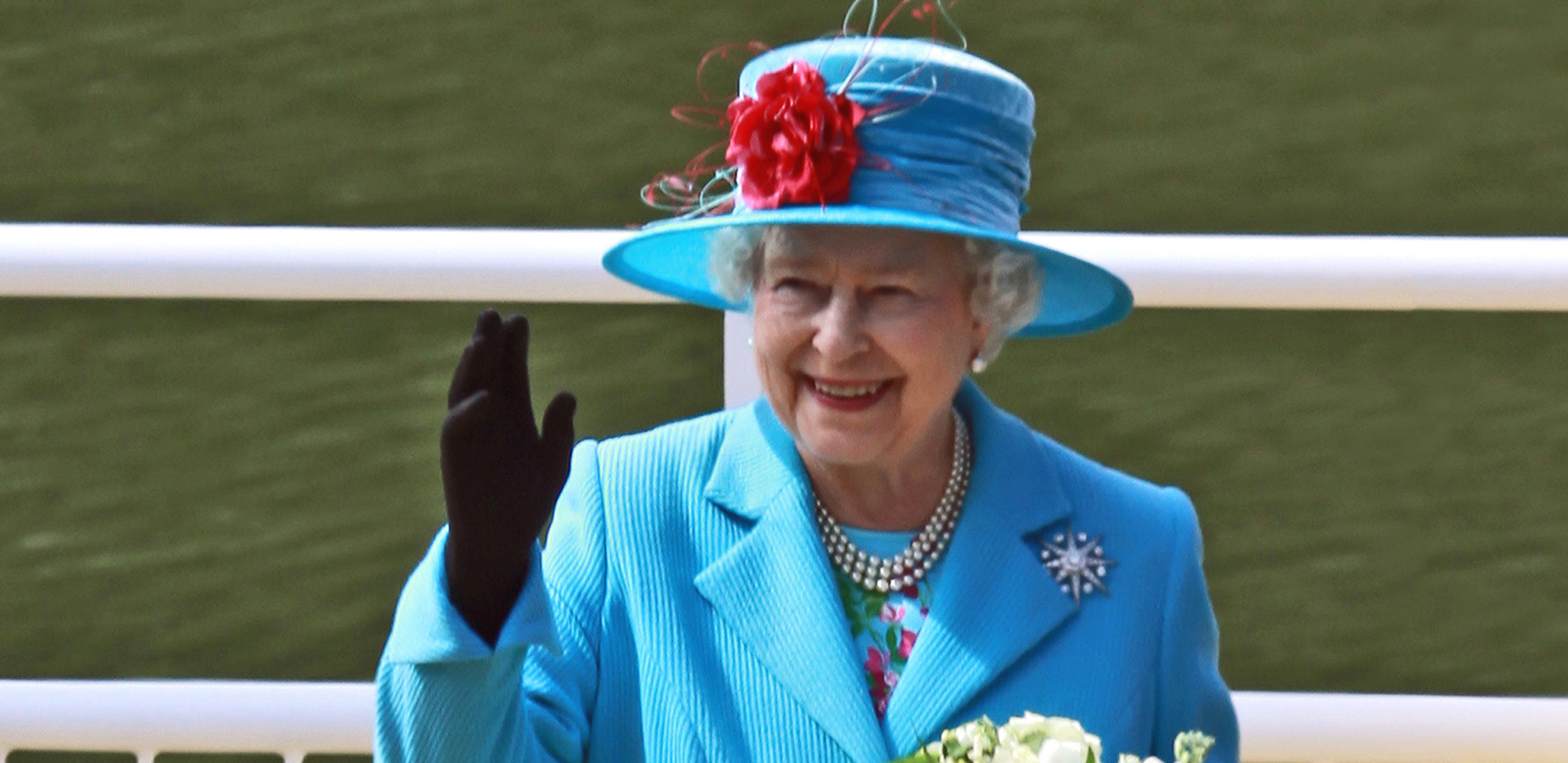 OVO SU BIZARNA PRAVILA BRITANSKE KRALJEVSKE PORODICE Od tegova u haljinama do torbi koje šalju tajne signale