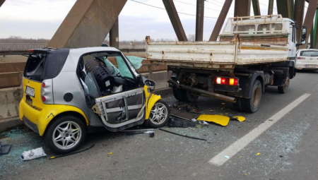 TEŠKA SAOBRAĆAJNA NESREĆA NA PANČEVAČKOM MOSTU Smrskani automobili posle sudara, kolona vozila do centra Beograda