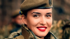 KATJA SE OPROSTILA OD SVOJIH PRIJATELJA U POLJSKOJ I OTIŠLA U RAT U Ukrajinu se vraćaju i žene, ona je napustila svoj fakultet i krenula u odbranu otadžbine