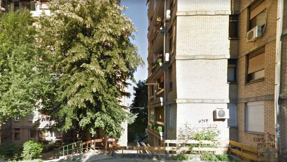 PRETEĆA PORUKA IZ ULAZA ZGRADE POSTALA HIT: Komšija radi nešto odvratno, stanari spremaju sačekušu (FOTO)