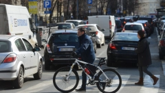 UZNEMIRUJUĆA SCENA U BEOGRADU!  Tinejdžeri zbog zabave mogu da izgube život, vozači obratite pažnju  (VIDEO)