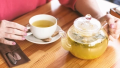 MOŽE DA OŠTETI NERVNI SISTEM I JETRU Čaj koji svi pijemo pretvara se u otrov ako se ovako sprema